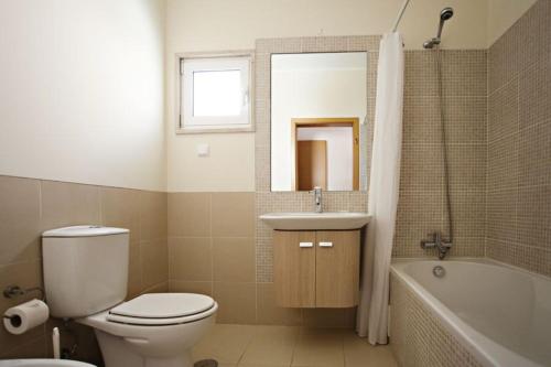 卡巴纳斯·德·塔维拉Apartamento Duja的浴室配有卫生间、盥洗盆和浴缸。