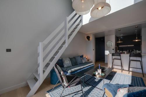 安锡Le Centaure - 2 bedrooms for 4 people的带沙发和楼梯的客厅