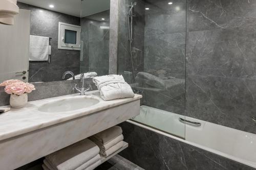 雅典阿斯图酒店的一间带水槽和淋浴的浴室