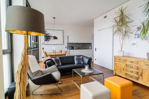 布伦瑞克Panorama Bliss - Luxus Apartment in Braunschweig's Altstadt的客厅配有沙发和桌子