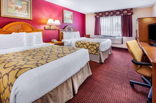 佩里斯堡Baymont by Wyndham Perrysburg-Toledo的酒店客房配有两张床和一张书桌