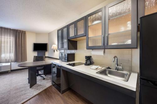 西得梅因Sonesta Simply Suites Des Moines的带水槽和书桌的厨房
