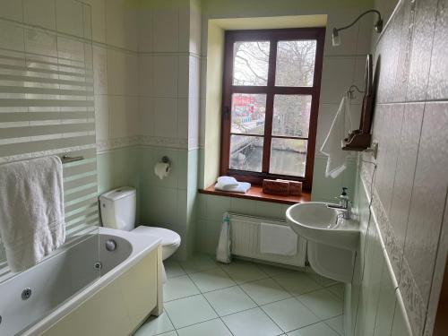 达尔沃沃格斯西尼匝姆科威宾馆的带浴缸、卫生间和盥洗盆的浴室