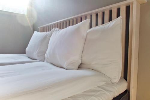 坦佩雷Raikas 2021 paritalo keskustassa, Sauna, P-paikka的一张带白色床单和枕头的床