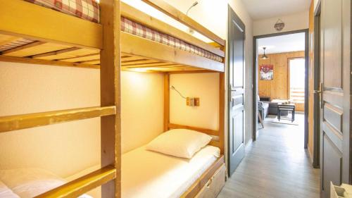 圣索林达尔沃Les Grizzlis - 28 - Appart modernise - 4 pers的带两张双层床的客房和走廊