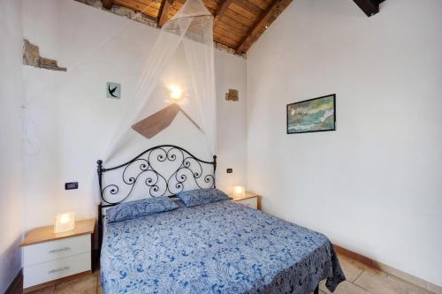 PompeianaL'angolo del Mare的一间卧室配有一张带蓝色棉被的床
