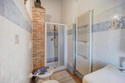 PompeianaL'angolo del Mare的带淋浴、卫生间和盥洗盆的浴室