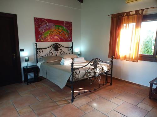 加拉蒂纳Momon1616 Intero Chalet的卧室配有一张床,墙上挂有绘画作品