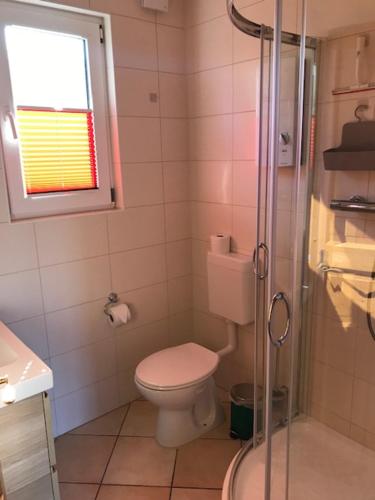 博克菲若博可姆和度假屋的一间带卫生间和淋浴的小浴室