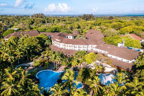 迪亚尼海滩迪亚尼礁石海滩Spa度假酒店的享有带游泳池和树木的度假村的空中景致