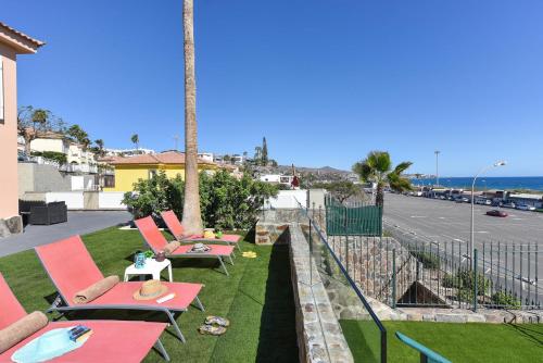 英格兰海滩Chalet Santa Ana 2 by VillaGranCanaria的草坪上一排桌椅