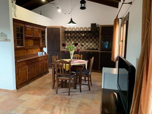 加拉蒂纳Momon1616 Intero Chalet的厨房配有桌椅