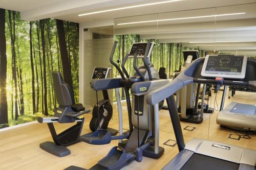 贝加莫AR Boutique Apartments的健身房设有跑步机和椭圆机