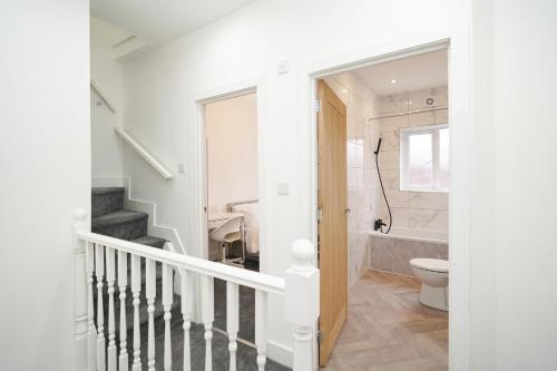谢菲尔德Charlotte House, entire private house, close to city centre, WiFi的白色的浴室设有楼梯和卫生间