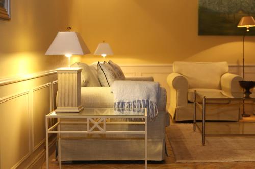 阿克斯姆比伯豪斯度假屋酒店的客厅配有沙发和椅子
