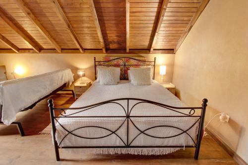 圣维森特The Perfect Cottage的一间卧室,卧室内配有一张大床