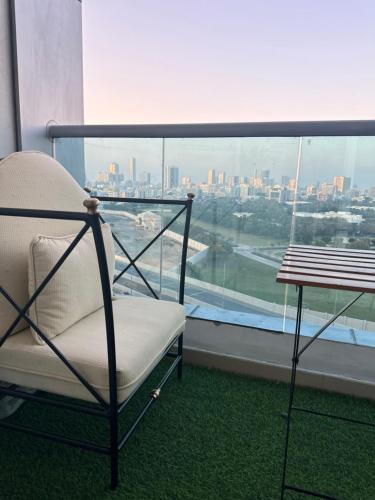 阿吉曼2 bedrooms new brand with amazing view的窗户房间里一张椅子和一张桌子