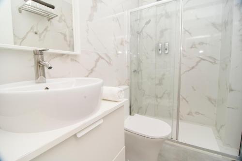 拉雷斯廷加Marinero的白色的浴室设有水槽和淋浴。