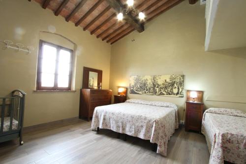 蓬萨科Agriturismo San Martino的一间卧室设有两张床和窗户。