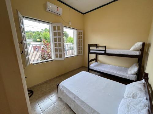 卡罗莱纳Casarão Central的一间带两张双层床的卧室和两个窗户