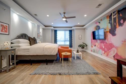 费城Artsy Hidden Gem ll -Free Parking ---的一间卧室配有一张床、一张书桌和一台电视。