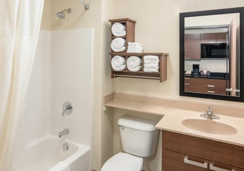 安克尼My Place Hotel-Ankeny/Des Moines IA的一间带卫生间、水槽和镜子的浴室
