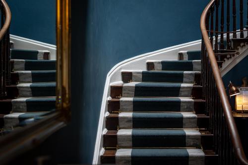 纳伯斯普拉斯海弗莱德酒店的蓝色墙壁的建筑里,有一套楼梯