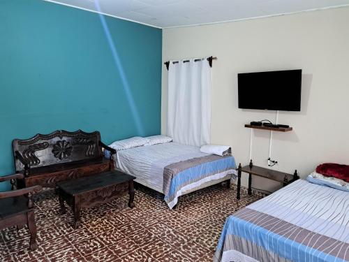 La LimaHostal Lima Verde的客房设有两张床和一台平面电视。