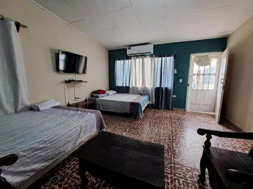 La LimaHostal Lima Verde的一间酒店客房,设有两张床和电视