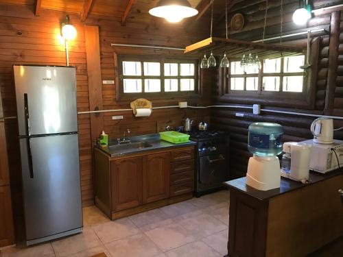 蒂格雷Rio Manso Tigre的小屋内的厨房配有不锈钢冰箱