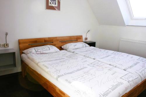 克莱沃Ferienwohnung Die Himmlische的一间卧室配有一张大床和木制床头板
