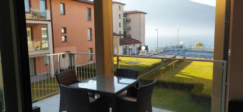 马卡尼奥格贝拉高尔夫湖滨公寓的阳台配有桌子,享有街道的景色