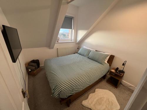 福克斯通1 or 2 bed in Folkestones West End的一间小卧室,配有床和窗户