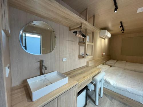 小琉球岛屿野 • 山隐 露营区的一间带水槽和床的小浴室