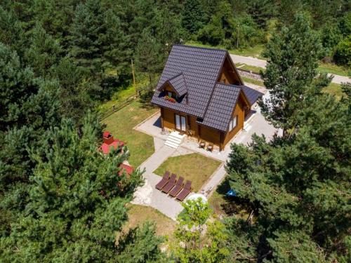 科雷尼察Apartments Plitvice forest的树林中房屋的顶部景色