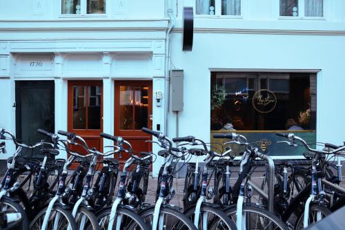 阿姆斯特丹The Bee Hostel的停在大楼前的一群自行车