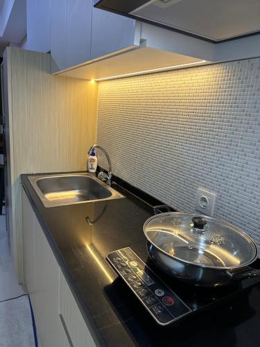 Klandasan KecilOne bedroom apartment at Borneo Bay City的厨房柜台设有水槽和碗