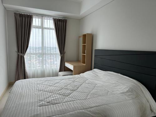 Klandasan KecilOne bedroom apartment at Borneo Bay City的卧室配有白色的床和窗户。
