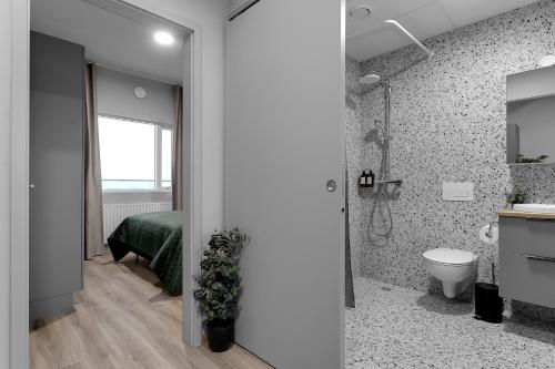 雷克雅未克B20 Apartments的带淋浴、床和卫生间的浴室