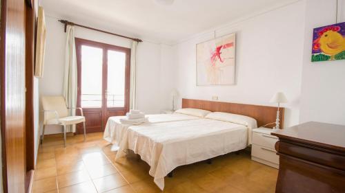 卡拉博纳Vives Ref 9002的白色的卧室设有床和窗户
