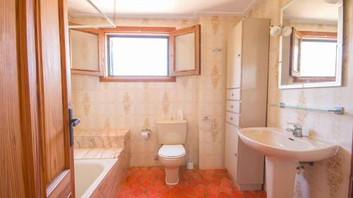 卡拉米洛Na Penyal Ref 246的浴室配有卫生间、盥洗盆和浴缸。