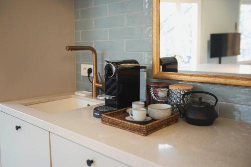 安特卫普Oever House的厨房柜台配有咖啡壶和杯子