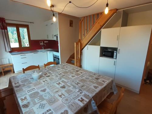 Appartement Valfréjus, 6 pièces, 12 personnes - FR-1-265-179的厨房或小厨房