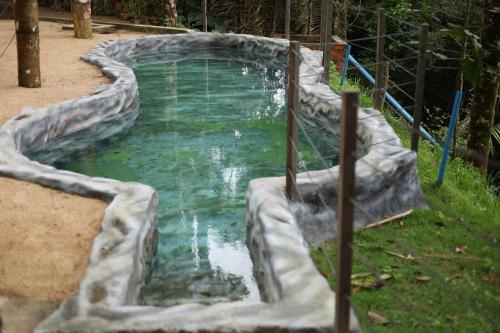 蒂安瓜Cabana King BioReserva Park的公园游泳池的水滑梯
