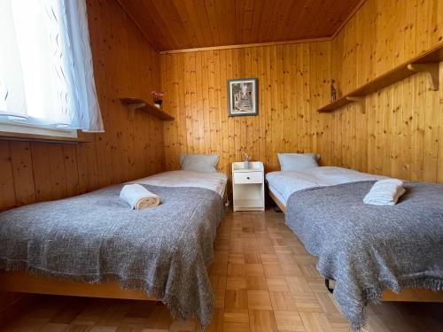 NesslauBlässchopfhüsli的木墙客房 - 带两张单人床