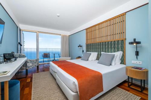 桑塔纳奎塔多夫拉奥酒店的酒店客房设有一张床,享有海景。