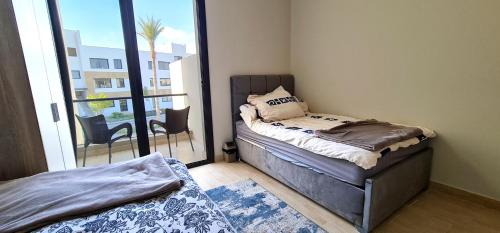 艾因苏赫纳Ain Sokhna 'Cosmopolitan'- Half-Board的一间带床和阳台的小卧室