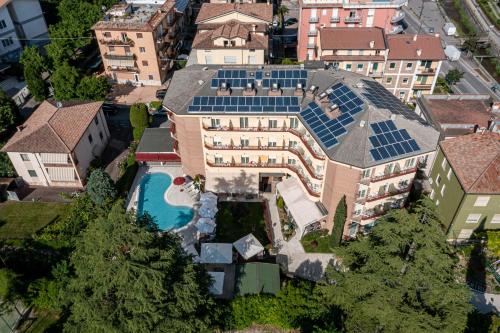 加尔达Hotel Imperial ***S的享有房子的空中景色,上面设有太阳能电池板