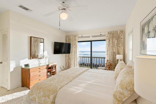 圣西蒙斯岛This is It - 4314 Sixteenth Street的一间卧室设有一张大床,享有海景