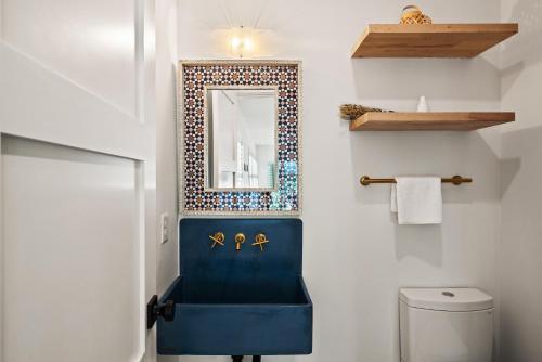 圣西蒙斯岛Zen-N-Sea - 4222 Third St的浴室设有蓝色椅子和镜子